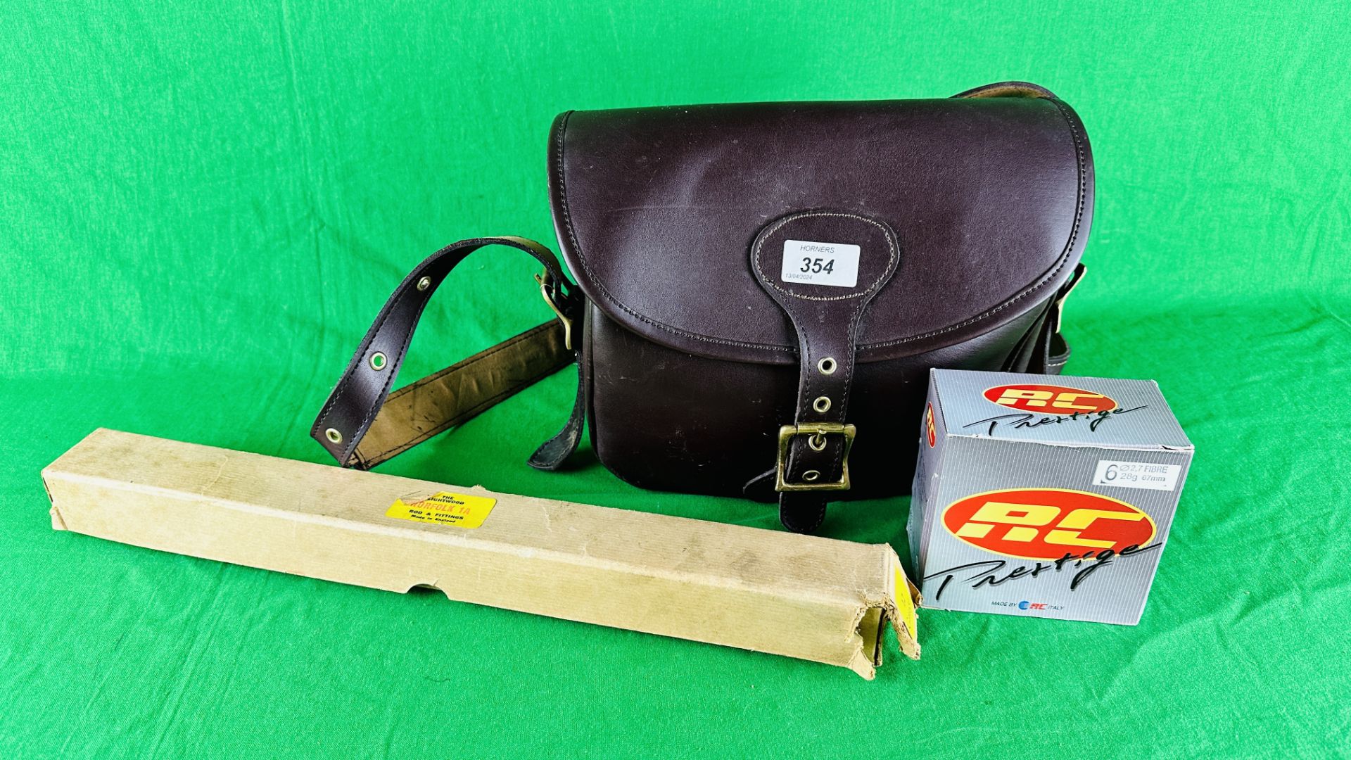 A GOOD QUALITY BROWN LEATHER CARTRIDGE BAG CONTAINING A QUANTITY OF RC 12 BORE 28GM 6 SHOT