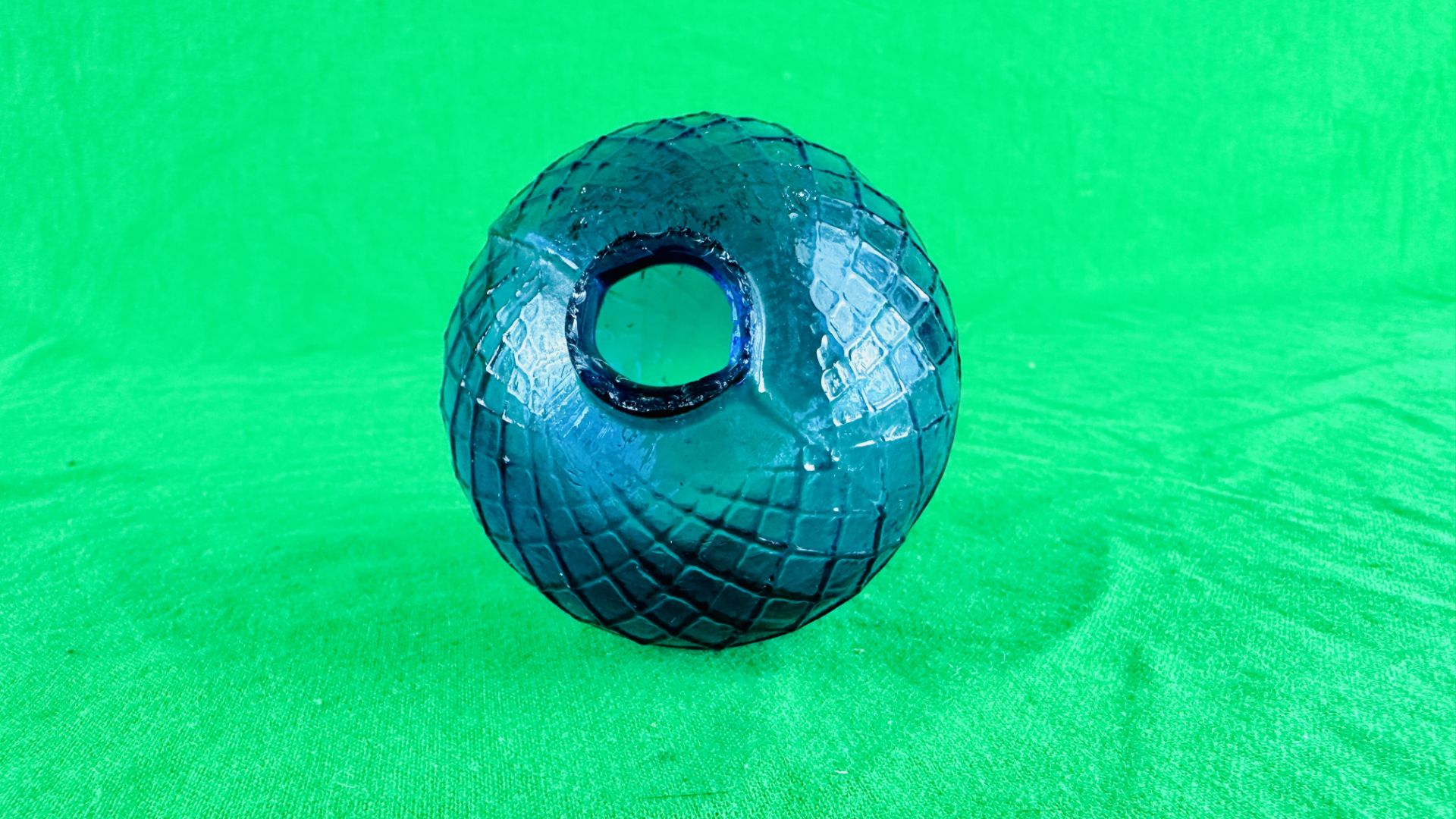 AN ANTIQUE GLASS TARGET BALL - N.B. - Image 7 of 9
