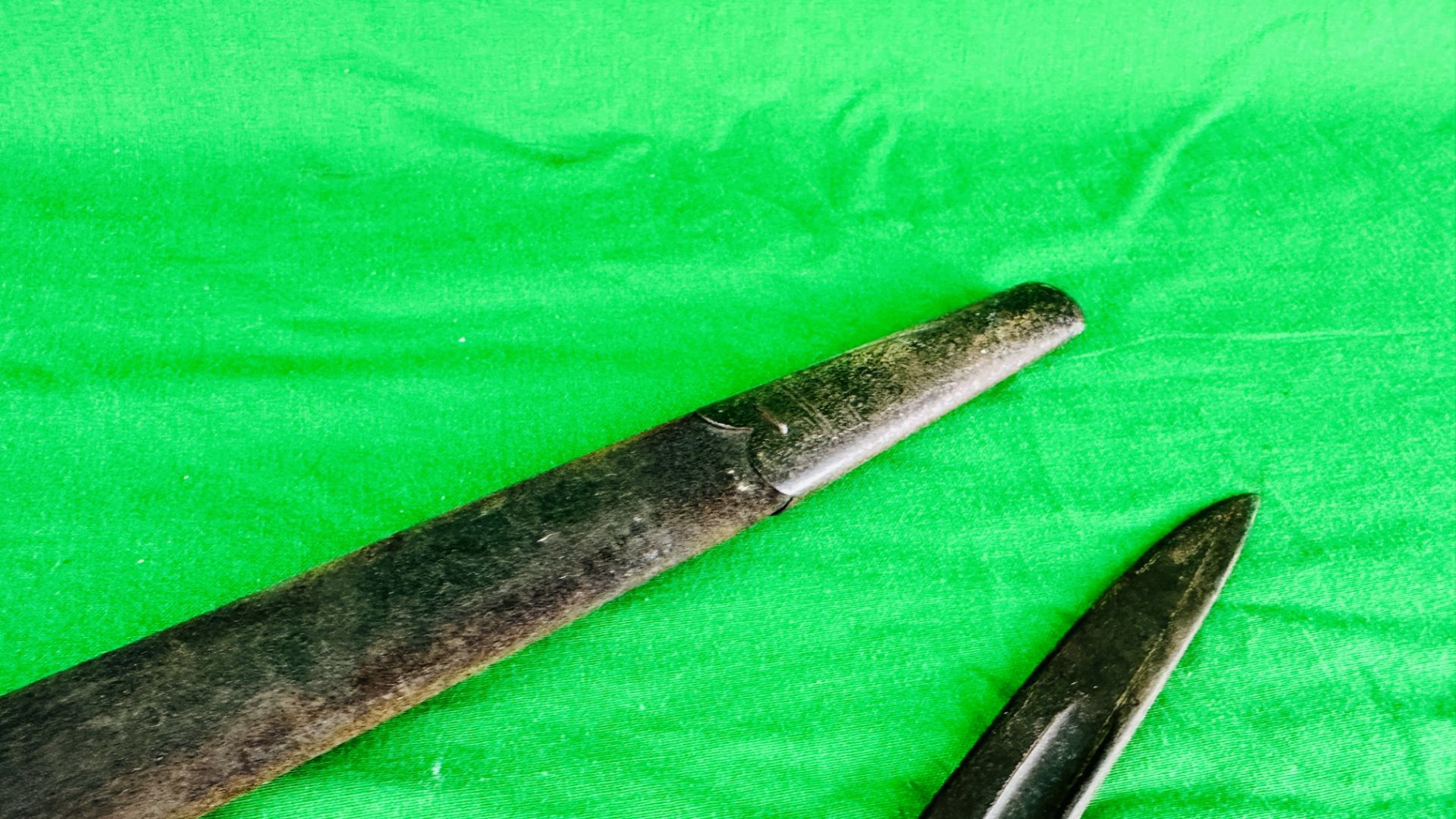 A LATE C19th FRENCH BAYONET WITH SCABBARD STAMPED 1913 4 16 - NO POSTAGE OR PACKING AVAILABLE. - Bild 15 aus 15