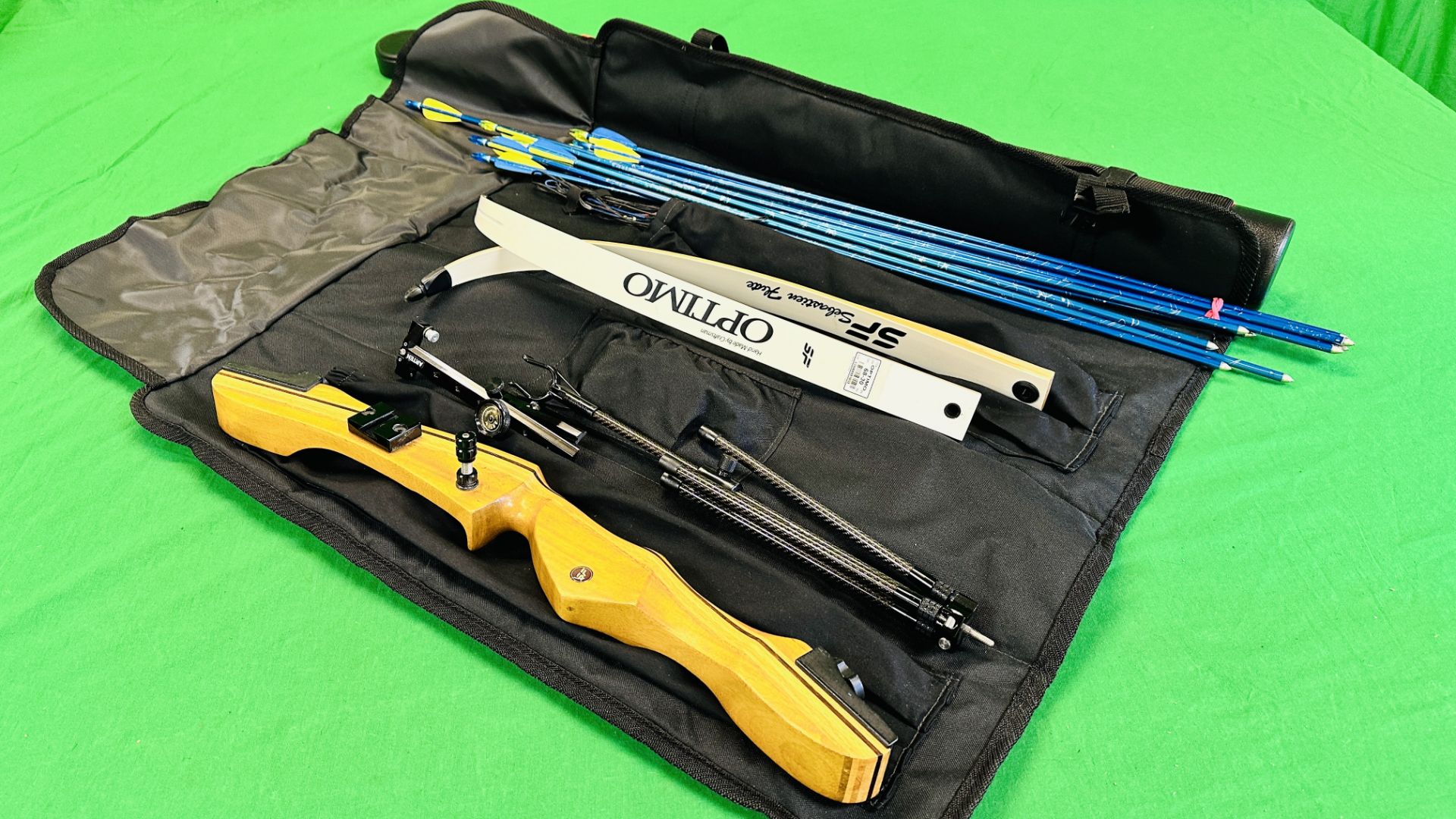 A COLLECTION OF ARCHERY EQUIPMENT TO INCLUDE SEBASTIEN FLUTE 68" BOW 30LB WITH ACCESSORIES,