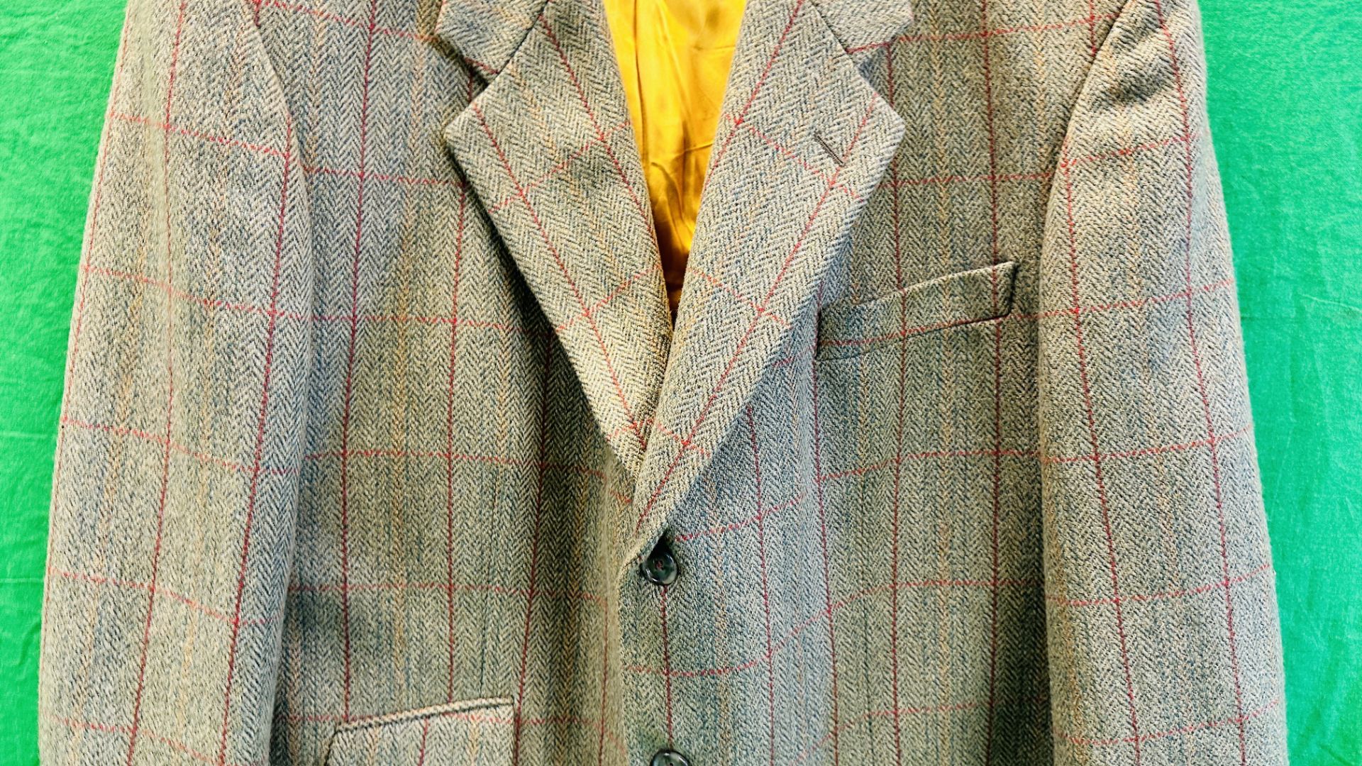 A GENTS RATCATCHER COUNTRY TWEED 100% PURE WOOL JACKET, SIZE 48L. - Image 3 of 5