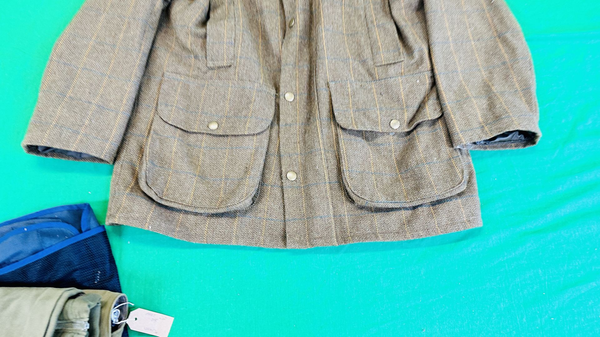 3 PIECES OF SHOOTING CLOTHING TO INCLUDE GRASS ROOTS MOLE SKIN WAISTCOAT, - Image 9 of 13