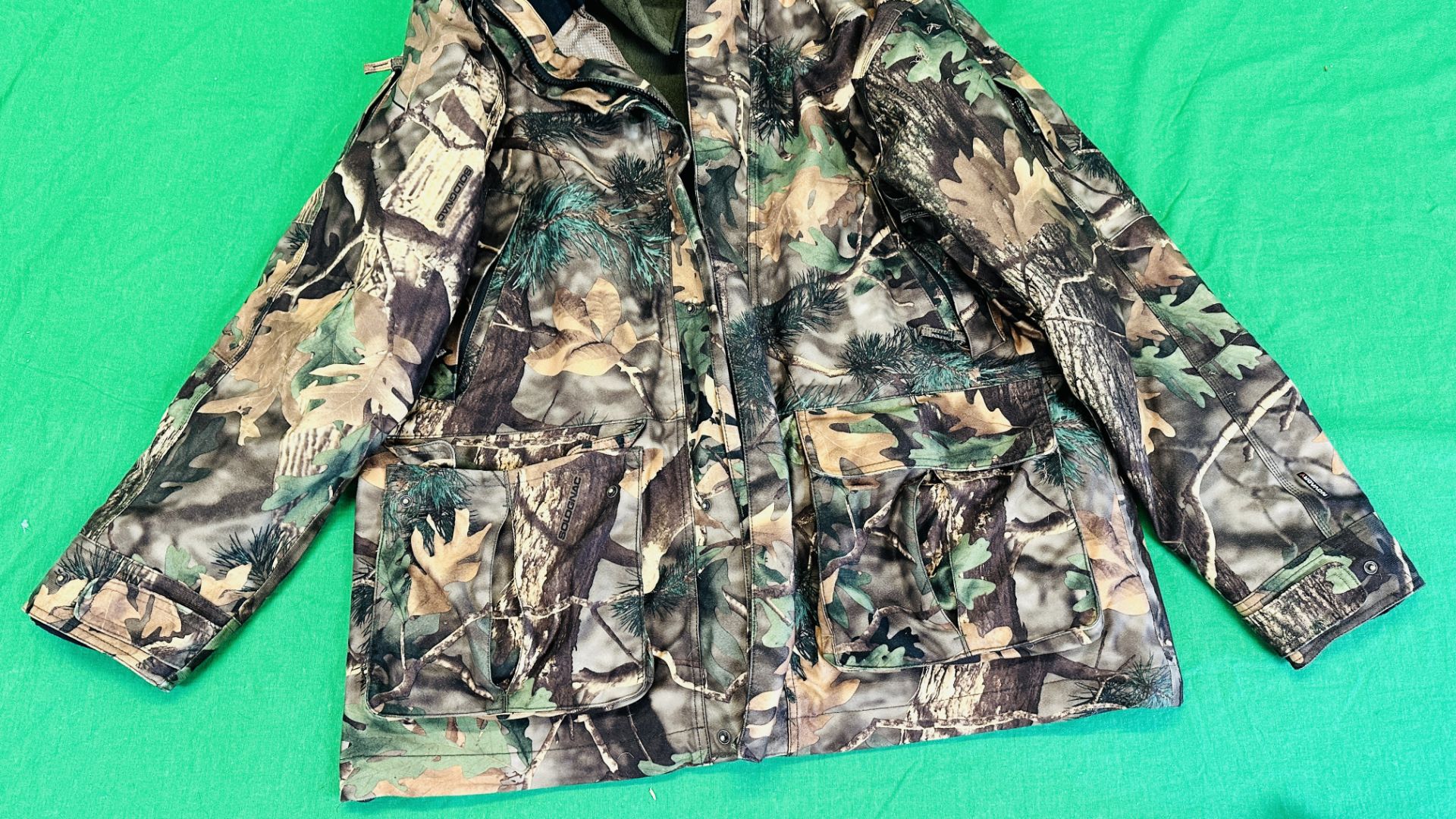 A SOLOGNAC XXL 3 IN 1 CAMOUFLAGE SHOOTING COAT ALONG WITH A PAIR OF MERGER XL CAMOUFLAGE TROUSERS - Bild 11 aus 23