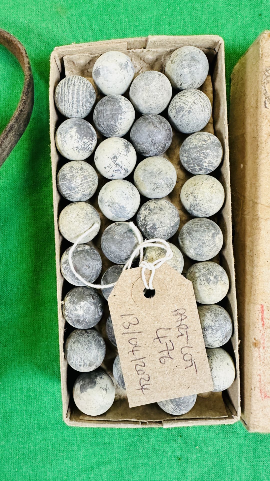 A BOX CONTAINING LEAD MUSKET BALLS AND VINTAGE LEATHER POUCH. - Image 2 of 6