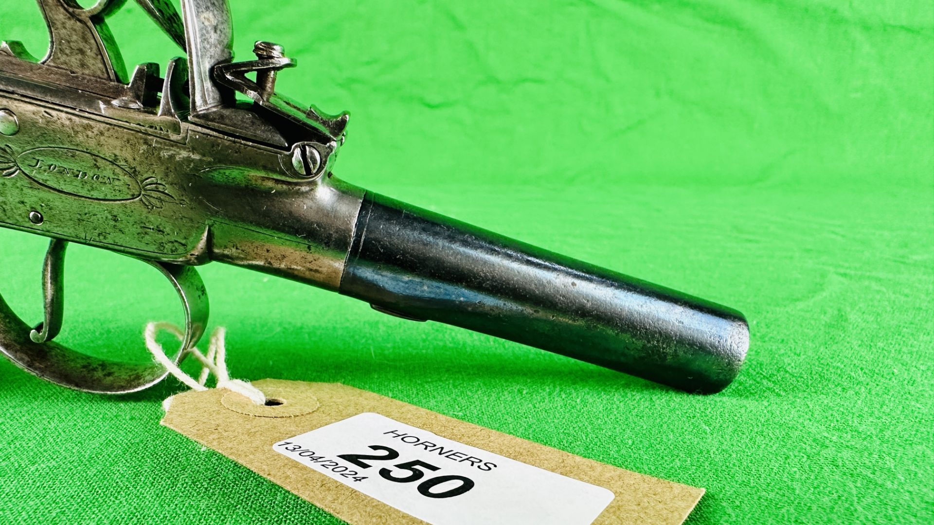A GOOD QUALITY ENGLISH ANTIQUE SPENCER OF LONDON FLINTLOCK PISTOL WITH DETACHABLE BARREL, - Image 4 of 13