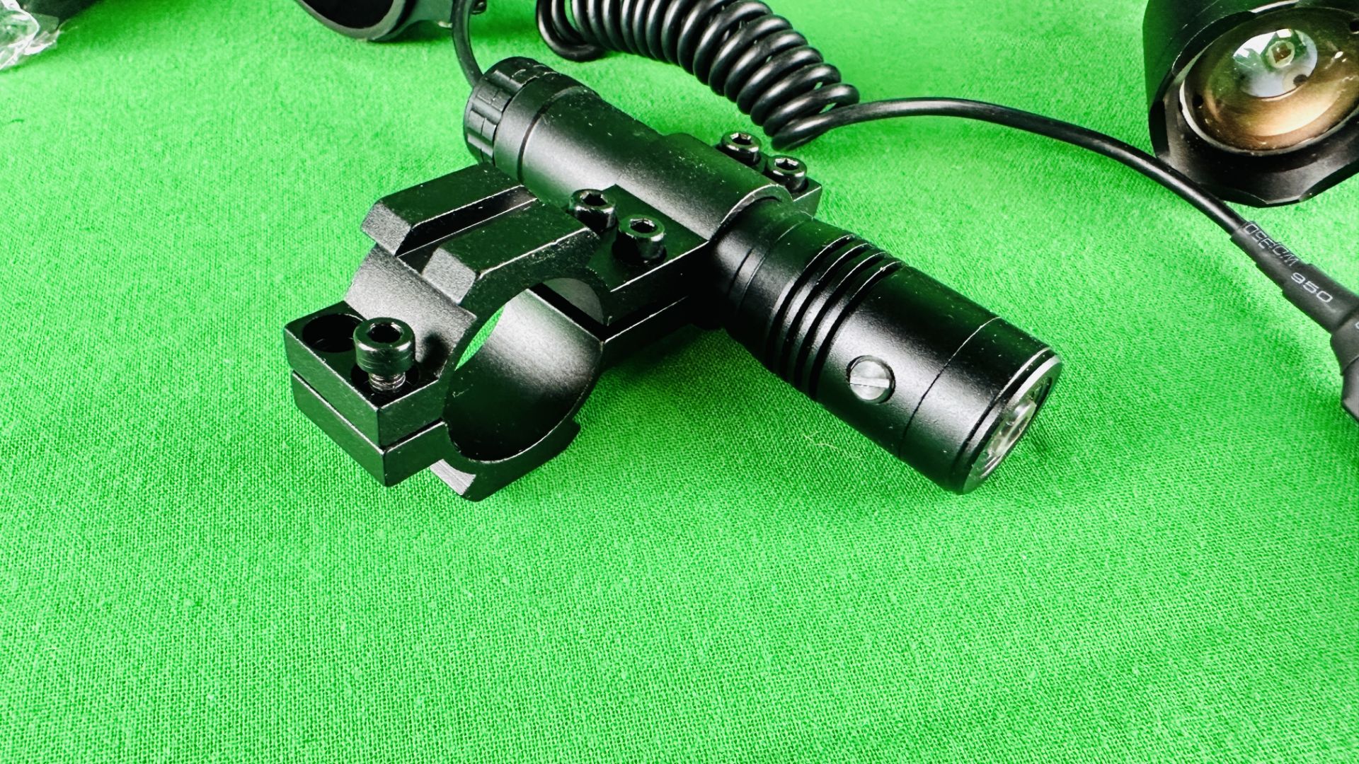 PARD DIGITAL NIGHT VISION SCOPE MODEL NV007V COMPLETE WITH CHARGER PLUS WESLITE RED LIGHT TORCH. - Bild 2 aus 13