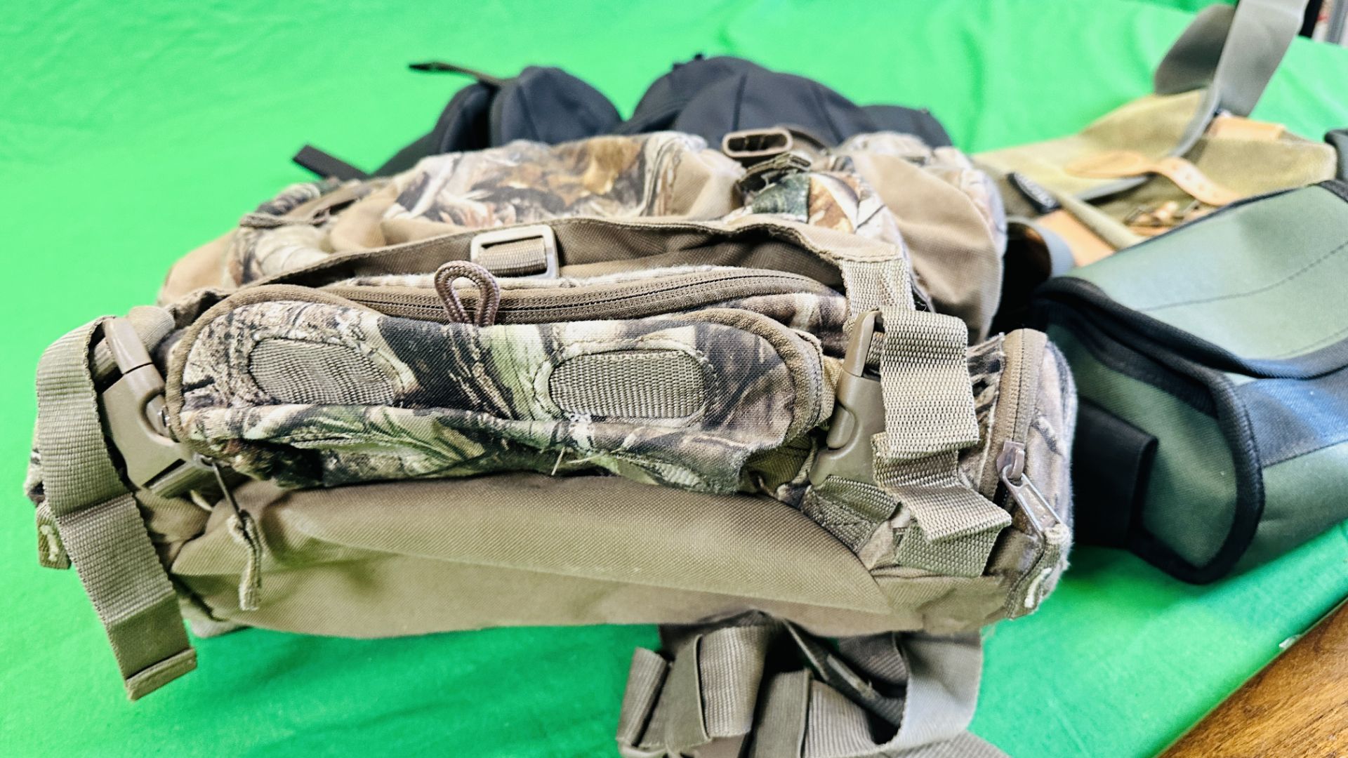 APPROXIMATELY 11 BAGS TO INCLUDE JACK PYKE CARTRIDGE BAG, REDHEAD CAMOUFLAGE BACK PACK, - Image 3 of 12