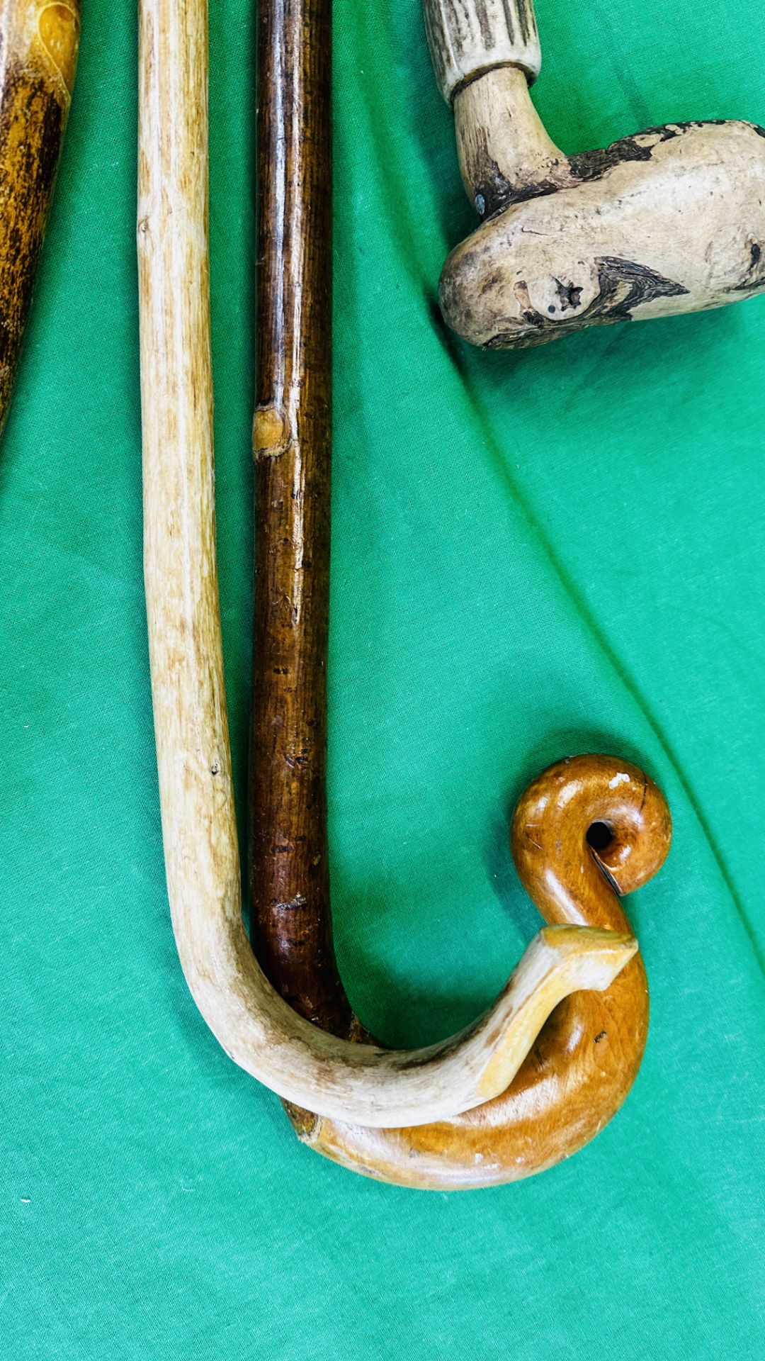 5 WALKING CANES TO INCLUDE VINTAGE SHEPHERDS CROOK EXAMPLE, ONE WITH BIRD HEAD, - Bild 3 aus 6