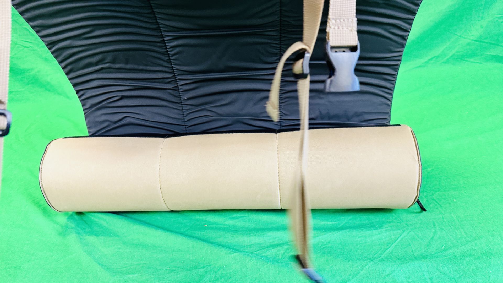 A BLACK CANVAS SHOOTING CUSHION ALONG WITH A GREEN ROLL OUT SHOOTING MAT. - Image 9 of 10