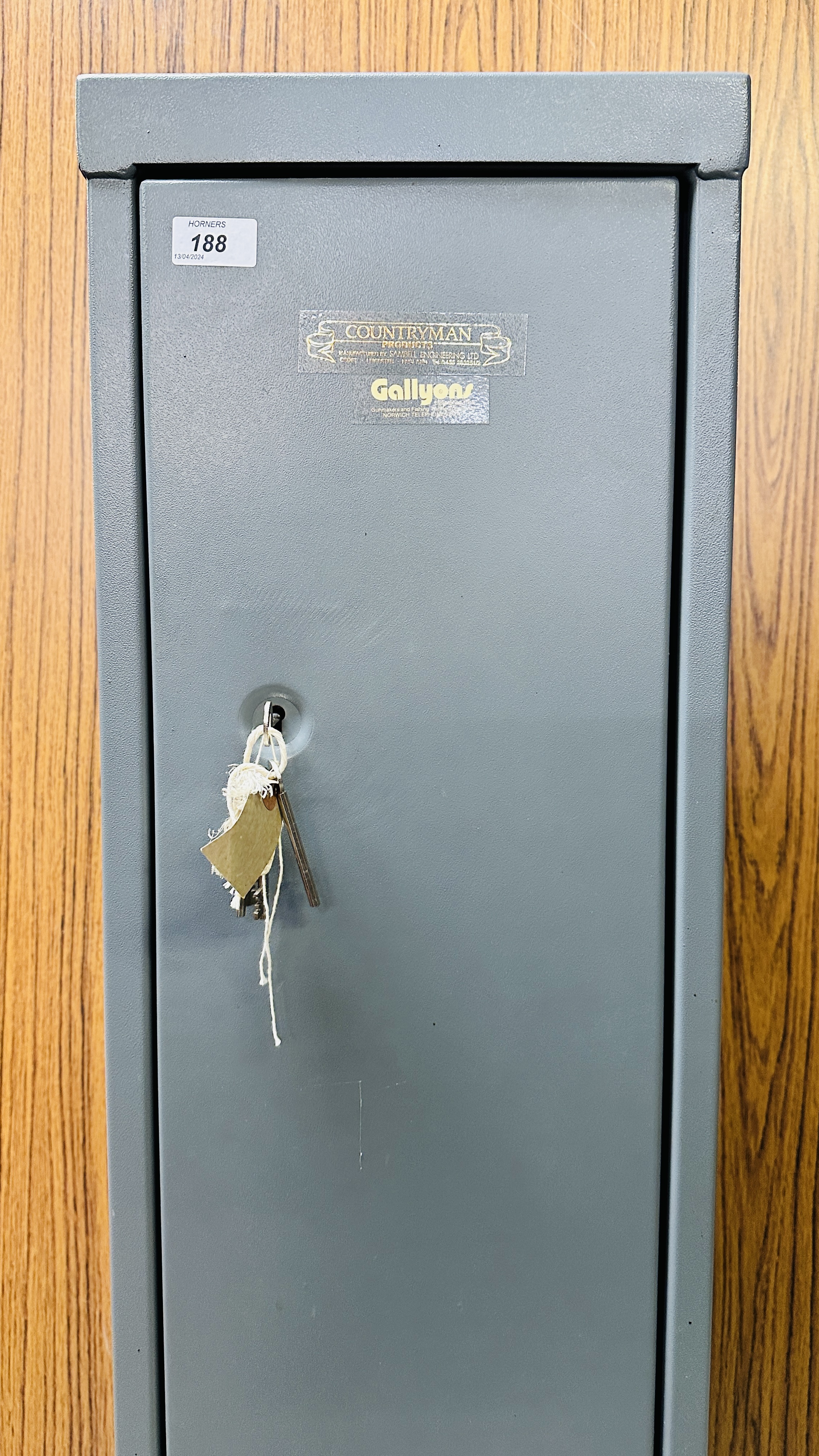 COUNTRYMAN STEEL FOUR GUN CAPACITY GUN SAFE - KEYS WITH AUCTIONEER. - Image 2 of 9