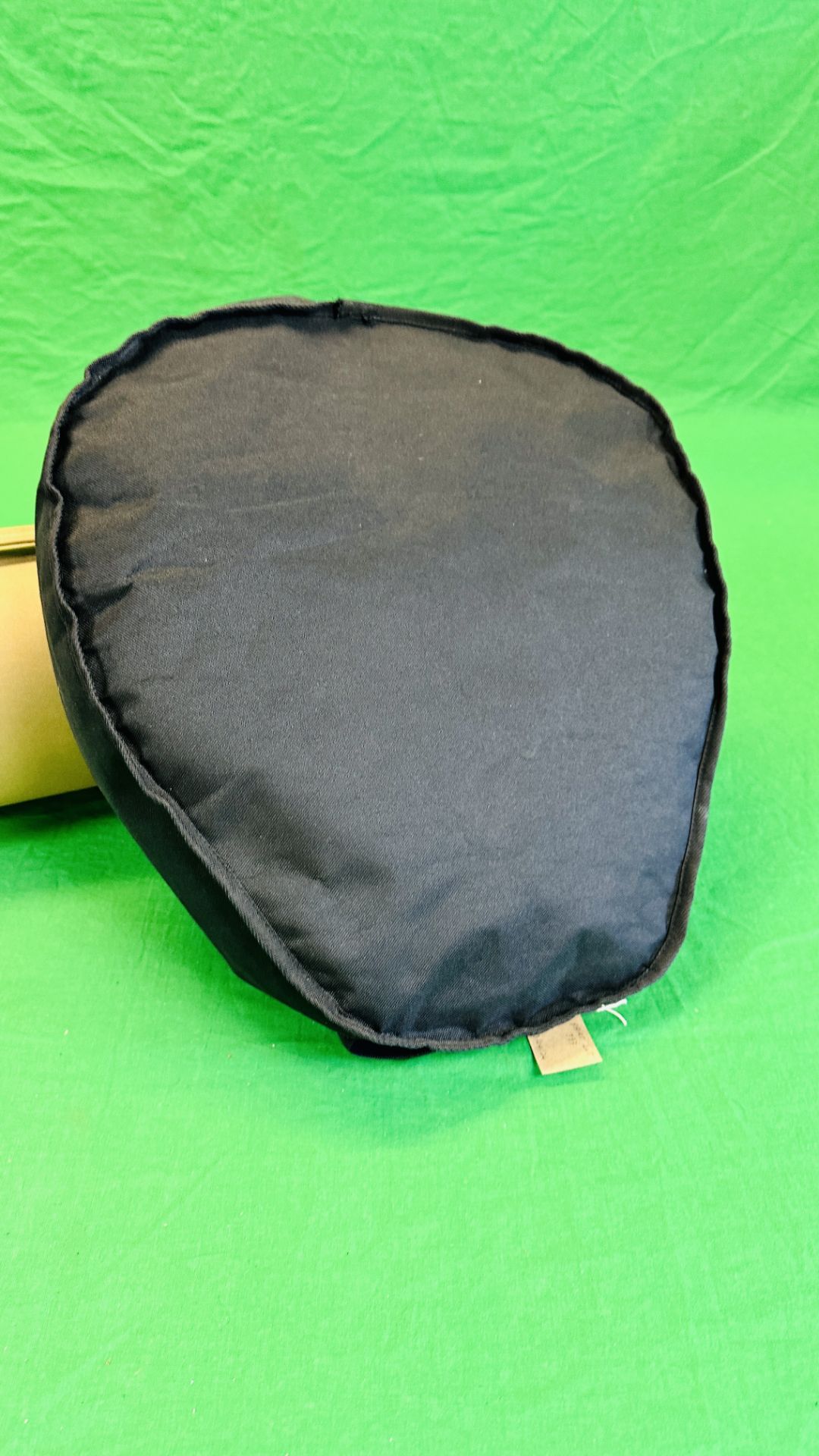 A BLACK CANVAS SHOOTING CUSHION ALONG WITH A GREEN ROLL OUT SHOOTING MAT. - Image 4 of 10
