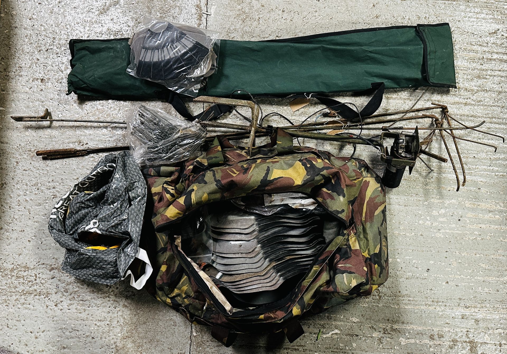 FOUR TELESCOPIC HIDE POLES, CARRY BAG WITH 19 SKEET PIGEON DECOYS , 2 FULL BODY DECOYS,