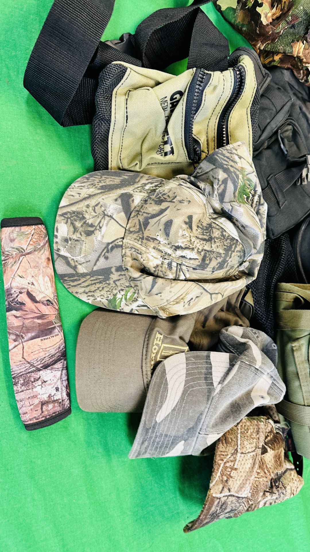 A GROUP OF SHOOTING ACCESSORIES TO INCLUDE 3-D SYNTHETIC CAMOUFLAGE COVER SUIT XL - 2XL, - Bild 2 aus 8
