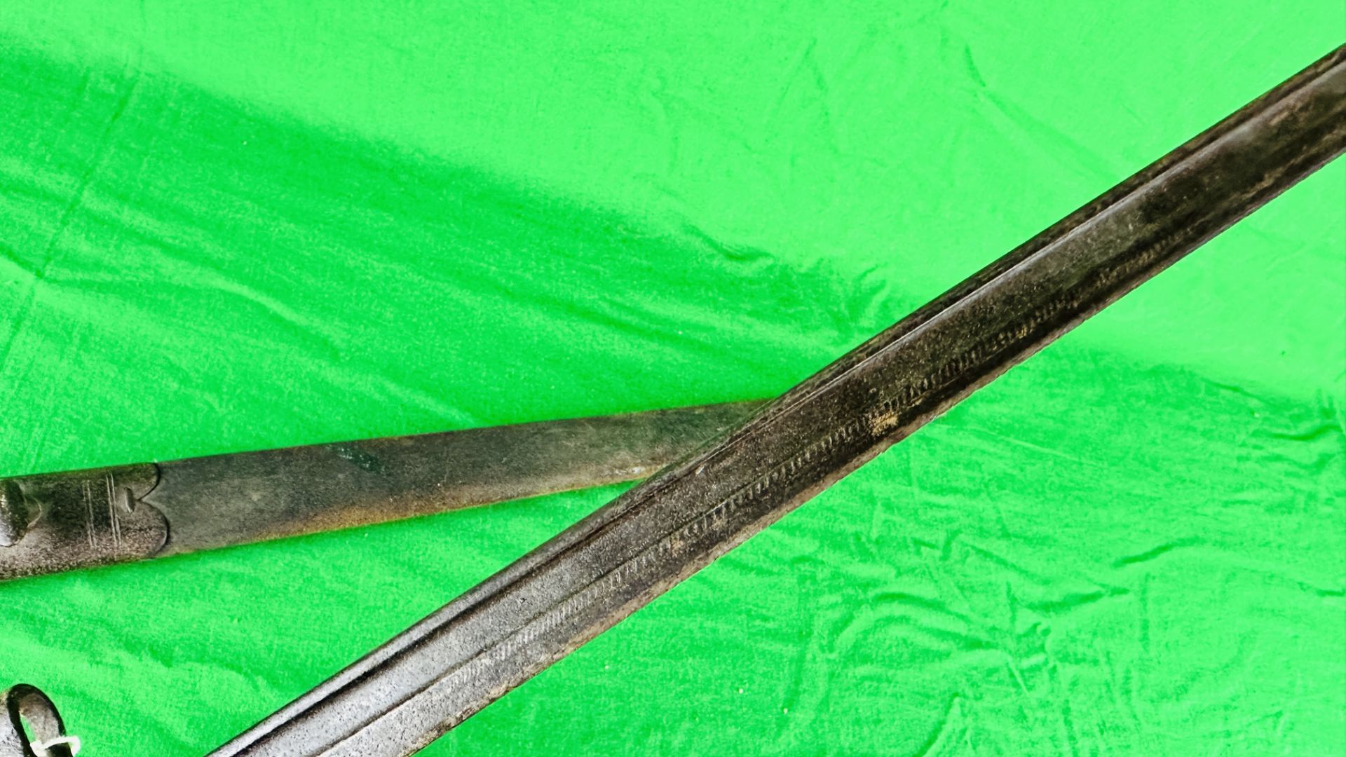 A LATE C19th FRENCH BAYONET WITH SCABBARD STAMPED 1913 4 16 - NO POSTAGE OR PACKING AVAILABLE. - Bild 5 aus 15