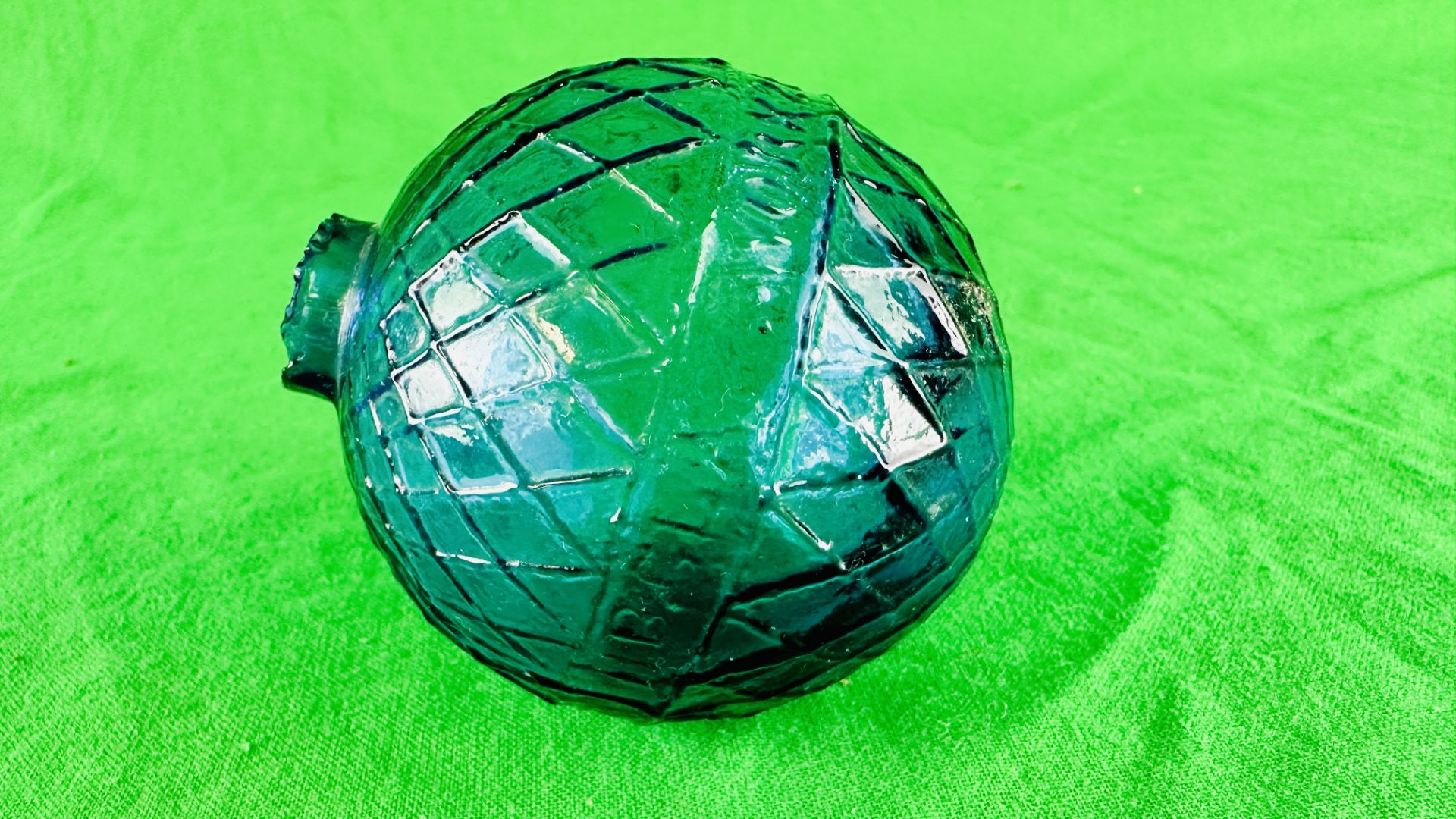 AN ANTIQUE GLASS TARGET BALL - N.B. - Image 9 of 9