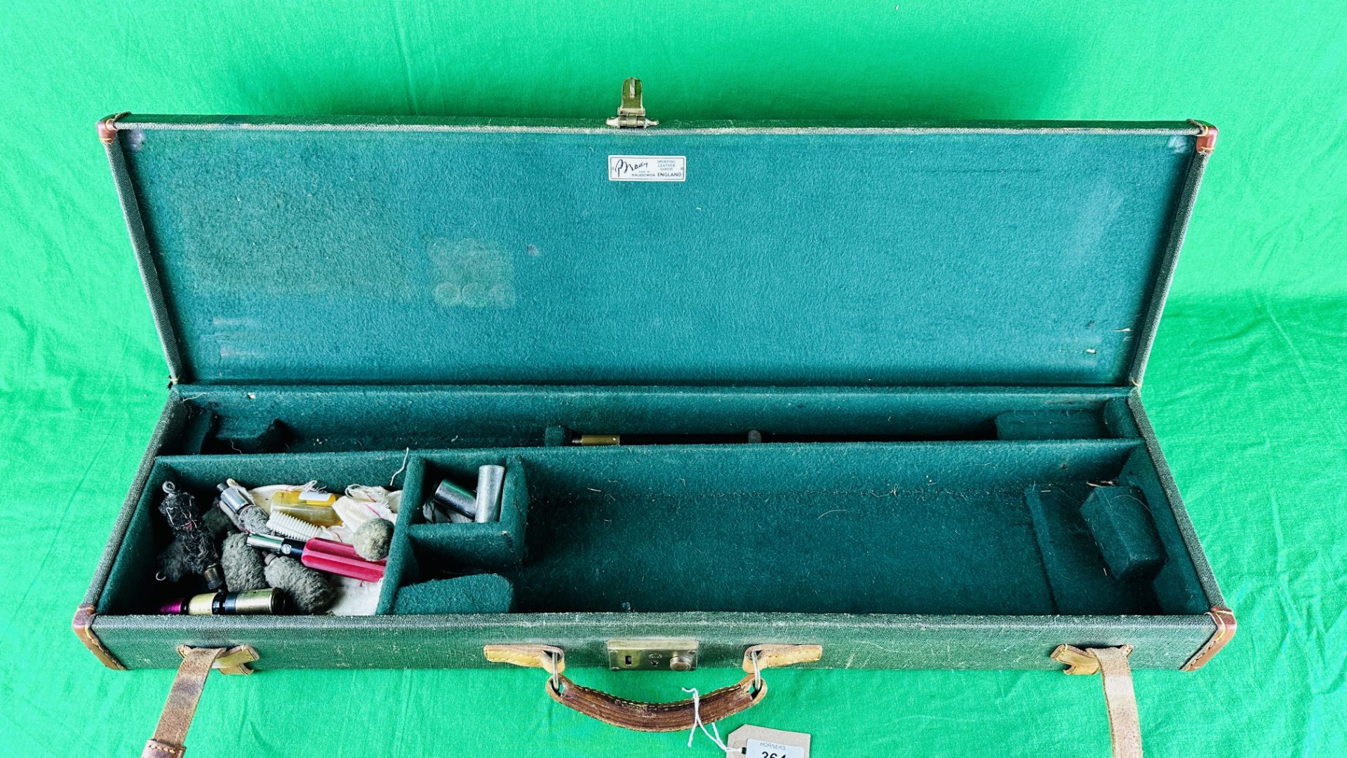 A BRADY LEATHER BOUND CANVAS MOTORING CASE PLUS CONTENTS TO INCLUDE CLEANING RODS, BARREL LOCKS, - Bild 5 aus 11