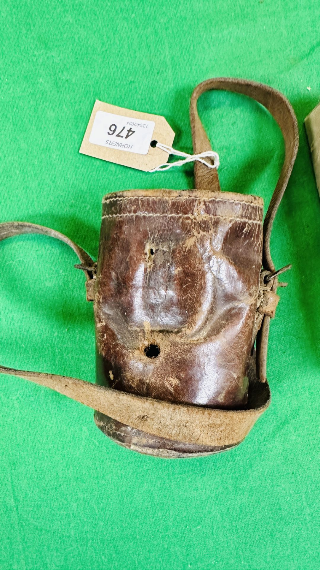 A BOX CONTAINING LEAD MUSKET BALLS AND VINTAGE LEATHER POUCH. - Image 3 of 6