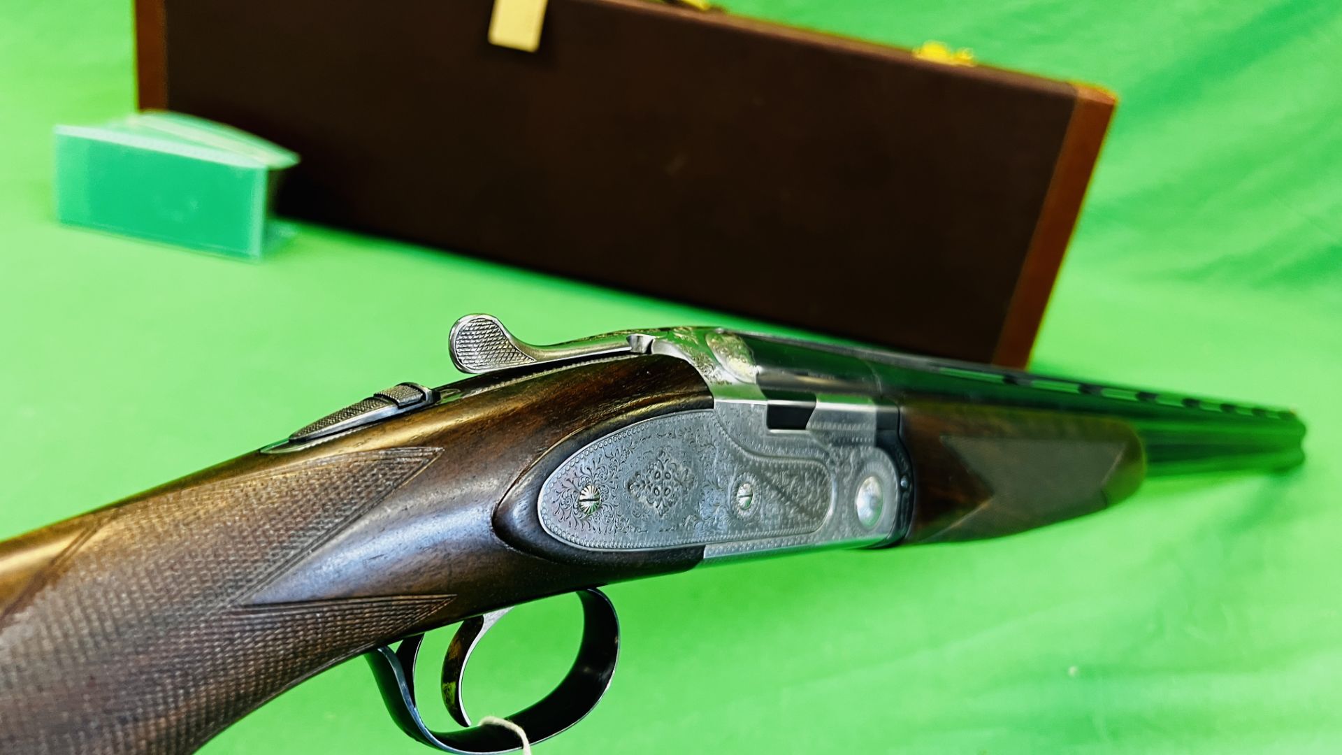 BERETTA 12 BORE OVER AND UNDER SHOTGUN #D48461B, 28" FIXED CHOKE BARRELS, ENGRAVED SIDE PLATE, - Image 16 of 36