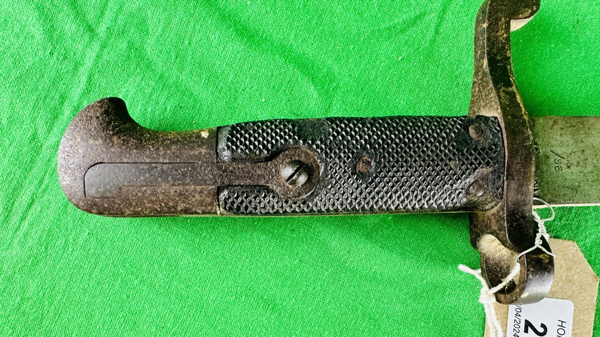 A LATE C19th CONTINENTAL BAYONET STAMPED V.R / S6 C 91 - NO POSTAGE OR PACKING AVAILABLE. - Image 13 of 16