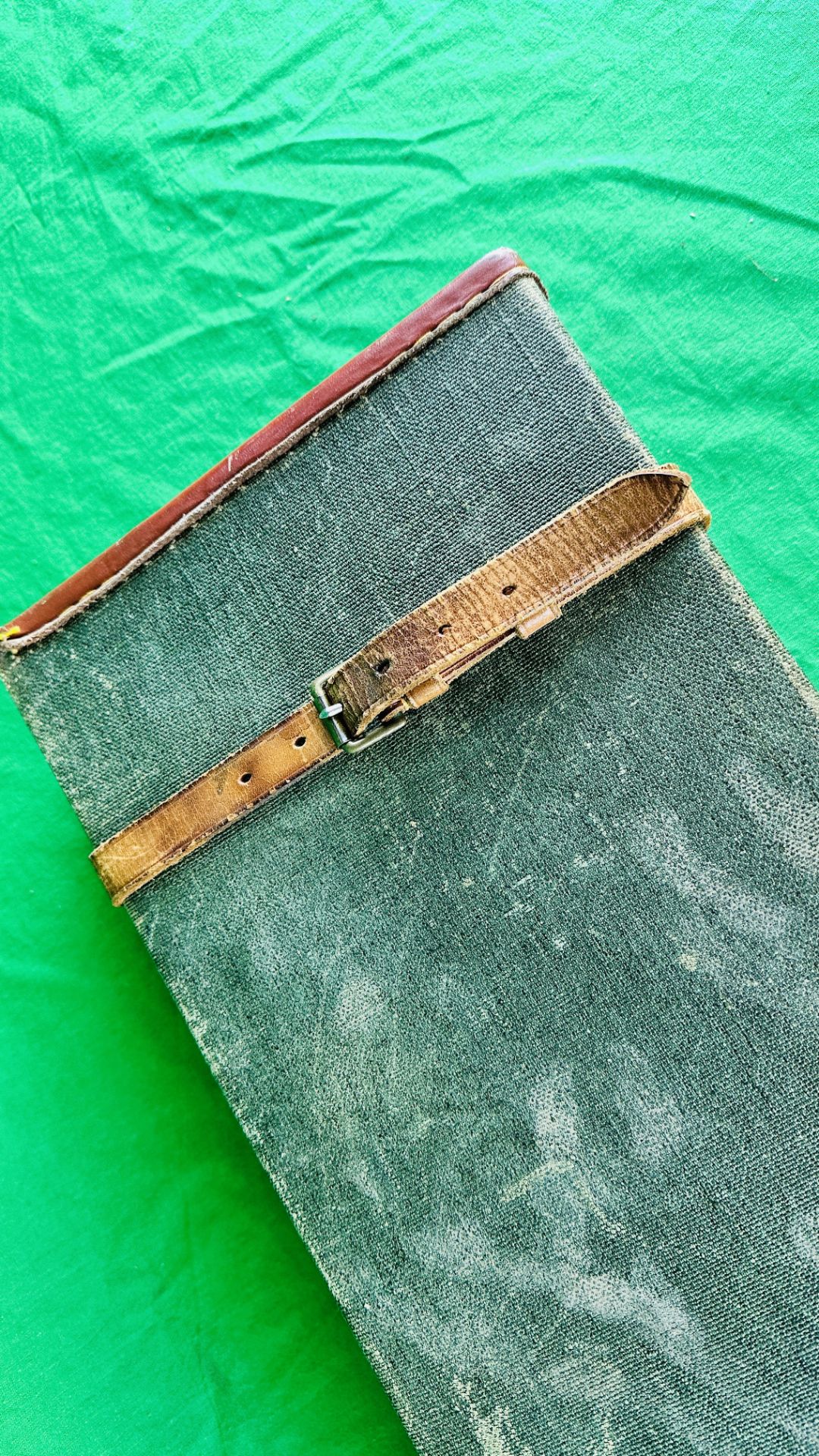 A BRADY LEATHER BOUND CANVAS MOTORING CASE PLUS CONTENTS TO INCLUDE CLEANING RODS, BARREL LOCKS, - Bild 2 aus 11