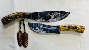 TWO DECORATIVE HORN HANDLE STYLE HUNTING KNIVES THE BLADE DEPICTING WOLVES - NO POSTAGE OR PACKING.