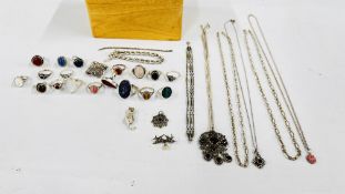 A GROUP OF MIXED WHITE METAL AND SILVER JEWELLERY INCLUDING 18 STONE AND GEM SET RINGS, NECKLACES,