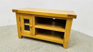 MODERN SOLID LIGHT OAK TELEVISION STAND W 90CM D 44CM H 51CM.