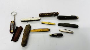 A GROUP OF 9 VARIOUS POCKET KNIVES TO INCLUDE SILVER BLADED, MOTHER OF PEARL,