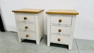 A PAIR OF MODERN CREAM FINISH THREE DRAWER BEDSIDE CHESTS WITH NATURAL WOOD TOPS AND KNOBS EACH W