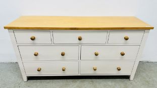 A MODERN MULTI DRAWER CHEST, CREAM FINISH WITH NATURAL WOOD TOP AND KNOBS W 150CM D 42CM H 77CM.