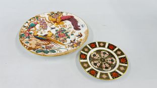 A ROYAL CROWN DERBY OLDE AVESBURY A. 73 DINNER PLATE ALONG WITH AN IMARI PATTERN SIDE PLATE.