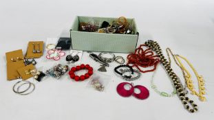 A SELECTION OF COSTUME JEWELLERY CONSISTING OF EARRINGS, NECKLACES AND BRACELETS.