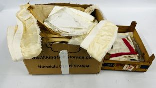 A BOX OF ASSORTED VINTAGE MATERIAL TO INCLUDE LINEN AND LACE EXAMPLES.