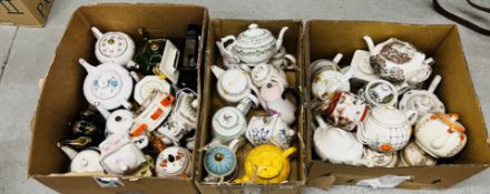 AN EXTENSIVE COLLECTION OF APPROX 40 TEAPOTS TO INCLUDE MODERN AND VINTAGE EXAMPLES,