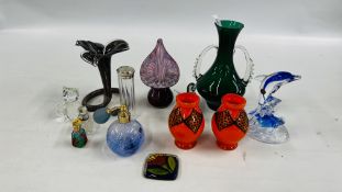 A GROUP OF DECORATIVE AND STUDIO GLASSWARE.