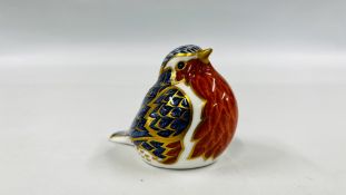 A ROYAL CROWN DERBY "ROBIN" PAPERWEIGHT, GOLD STOPPER.