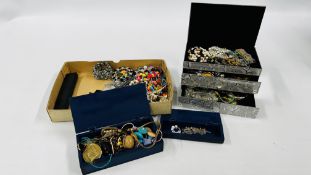 A BOX OF MIXED COSTUME JEWELLERY TO INCLUDE SILVER, BEADED NECKLACES, BRACELETS ETC.