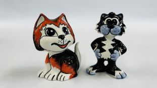 TWO LORNA BAILEY CATS KORKY AND TOOTES BEARING SIGNATURES, H 14CM.