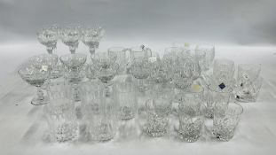 A COLLECTION OF GOOD QUALITY CUT GLASS AND CRYSTAL DRINKING GLASSES TO INCLUDE EXAMPLES BY