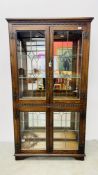 GOOD QUALITY OLD CHARM GLAZED 4 DOOR DISPLAY CABINET WITH LEAD DETAILING AND MIRRORED BACK - W 91CM