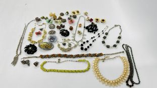 TRAY MIXED VINTAGE COSTUME JEWELLERY INCLUDING NECKLACES, BRACELETS, BROOCHES ETC.