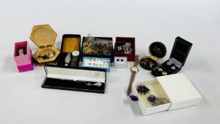 A BOX OF MIXED COSTUME JEWELLERY TO INCLUDE BROOCHES ETC.