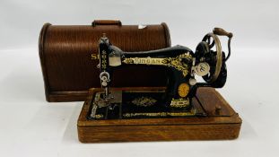 A VINTAGE OAK CASED SINGER SEWING MACHINE - SOLD AS SEEN.