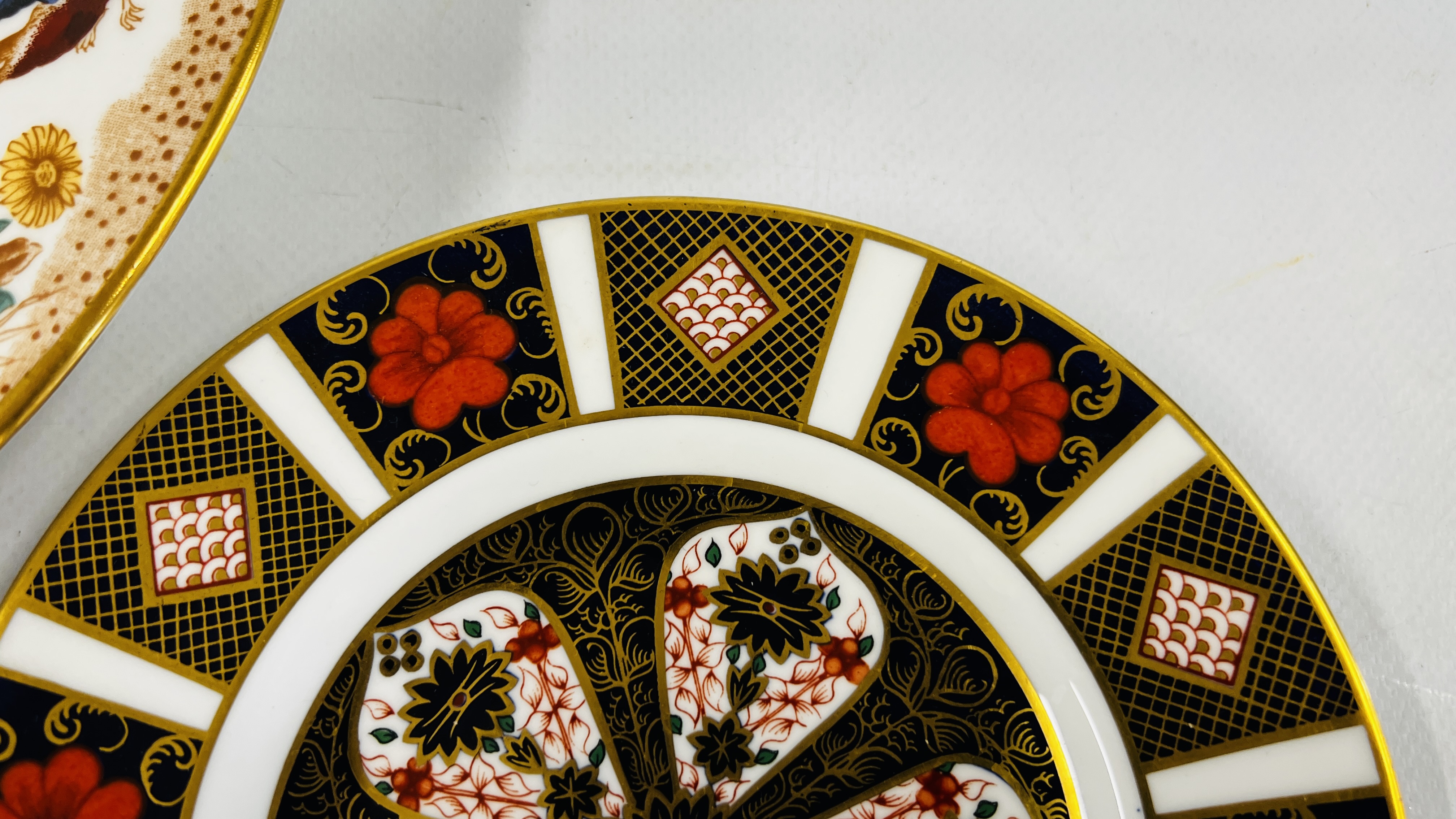 A ROYAL CROWN DERBY OLDE AVESBURY A. 73 DINNER PLATE ALONG WITH AN IMARI PATTERN SIDE PLATE. - Image 4 of 14