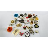33 VARIOUS BROOCHES INCLUDING VINTAGE, DOGS, ANIMALS, HAND CRAFTED ETC.