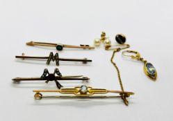 A GROUP OF FOUR 9CT. GOLD VINTAGE STONE SET BROOCHES, TWO SINGLE 9CT. GOLD EARRINGS, PAIR OF 9CT.