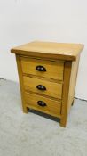 MODERN LIGHT OAK 3 DRAWER BEDSIDE CHEST W 42CM X D 33CM X H 56CM.