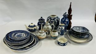 A BOX OF ASSORTED VINTAGE BLUE AND WHITE SUNDRY CHINA TO INCLUDE WILLOW PATTERN PLATES AND A TEAPOT,