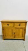 MODERN LIGHT OAK 2 DRAWER TWO DOOR SIDEBOARD W 100CM X D 34CM X H 85CM.