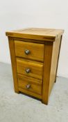 MODERN LIGHT OAK 3 DRAWER BEDSIDE CHEST W 36CM X D 36CM X H 57CM.